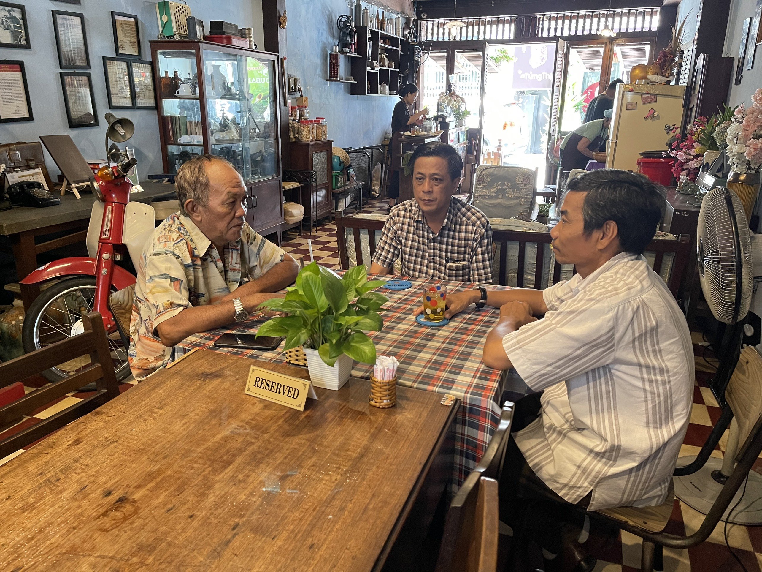 Ông Trần Vũ Bình (ngồi giữa) – người khai mở các điểm đến “Biệt động Sài Gòn” đang thuyết trình cho du khách nghe về ý nghĩa và công tác sưu tầm các hiện vật